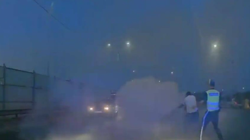 Пламя вырвалось из-под капота автомобиля на трассе Шымкент – Самара
