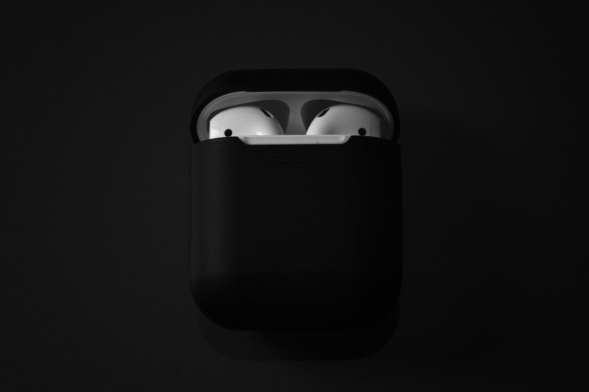 AirPods научат "видеть": Apple готовит наушники со встроенной камерой