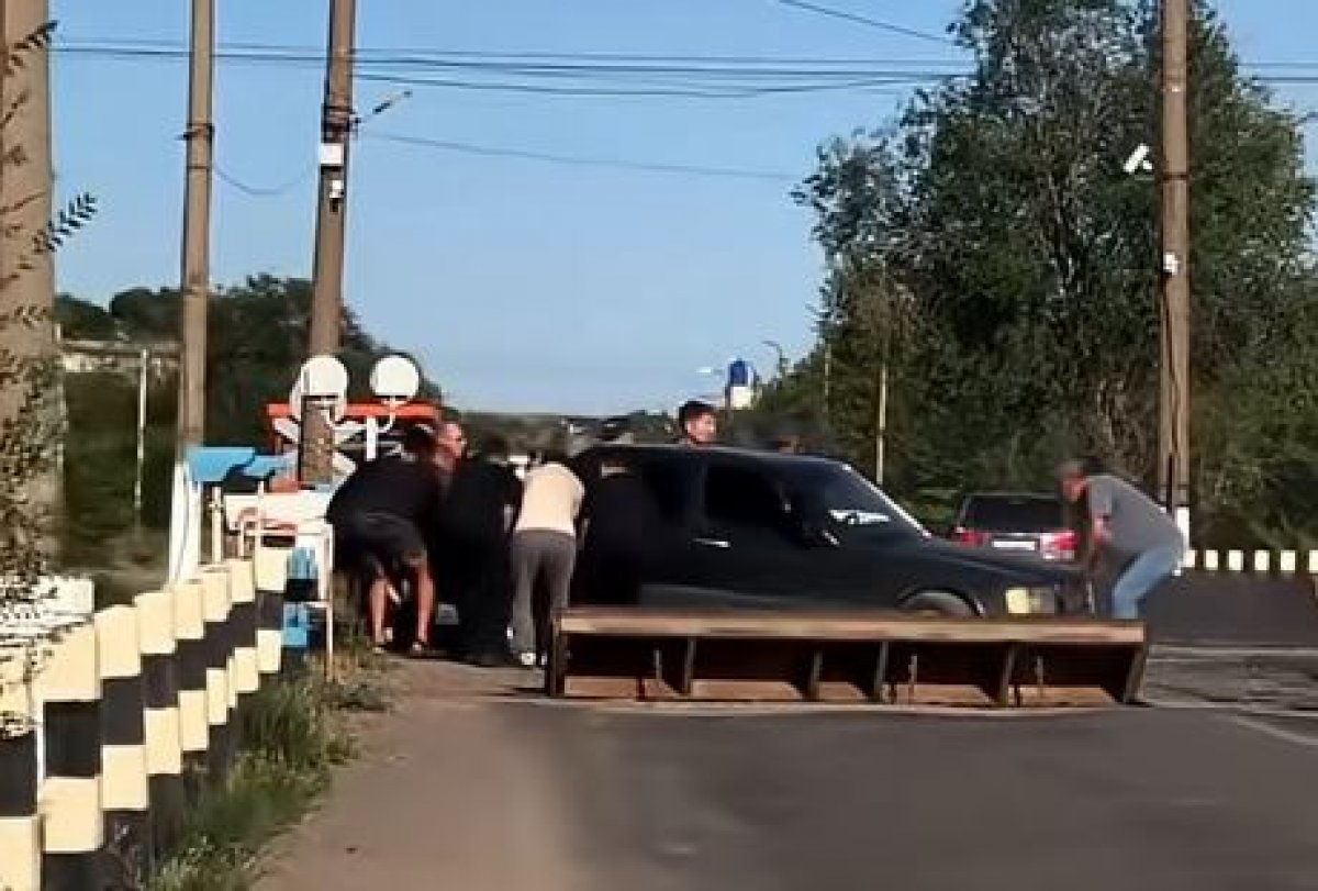 Автомобиль заглох прямо на рельсах в Караганде