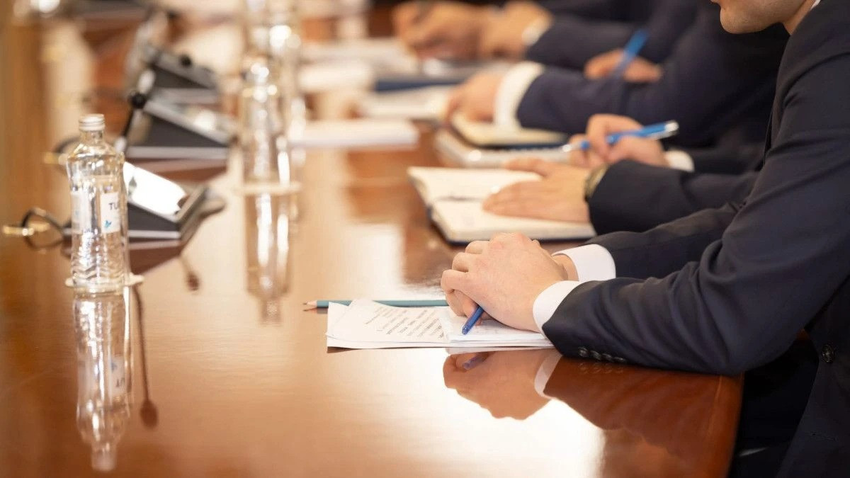 Құрылтай депутаты нақты не істей алады: Өкілеттігі мен мүмкіндігіне шолу