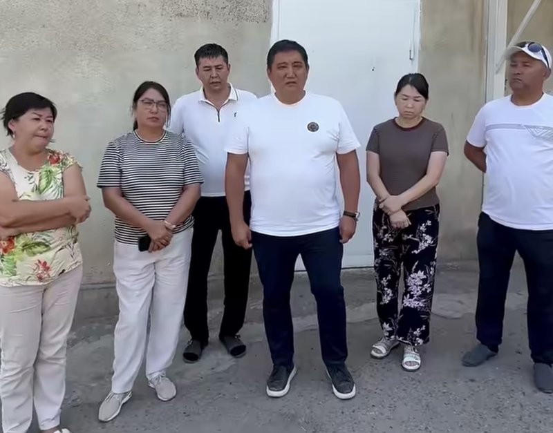 После резонансного ДТП Бакытжан Базарбек появился на видео с семьей пострадавшего