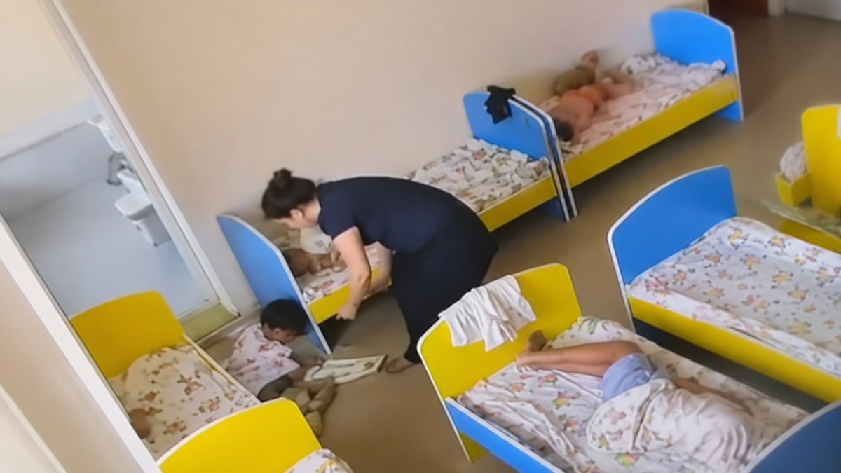 «Не деген сұмдық»: Таразда аутизмі бар баланы ұйықтату үшін қол-аяғын байлап қойған