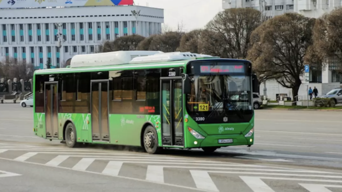 Казахстанцы стали чаще ездить на автобусах и такси