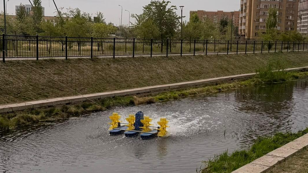 Мусор, ил и водоросли: как очищают реку Сарыбулак в Астане