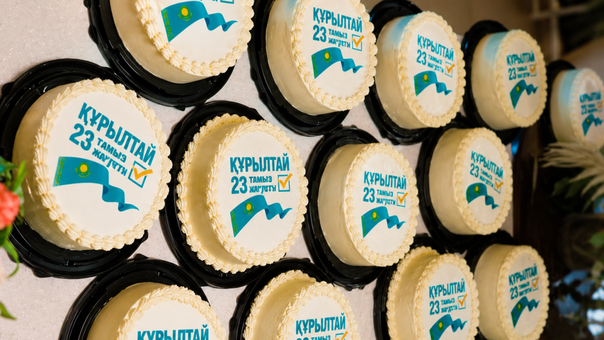 В Казахстане выпустили сладости с символикой выборов в Курултай
