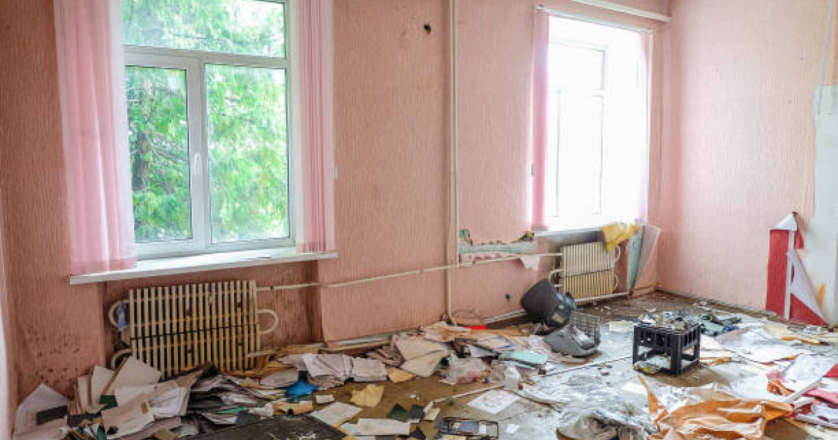  Ақсу тұрғыны үйін қоқысқа толтырған көршісін сотқа берді 