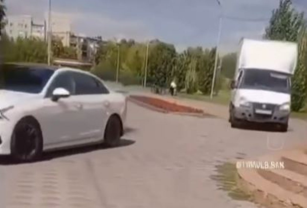Парк Павлодара превратили в автобан: двое водителей попались на езде по тротуару