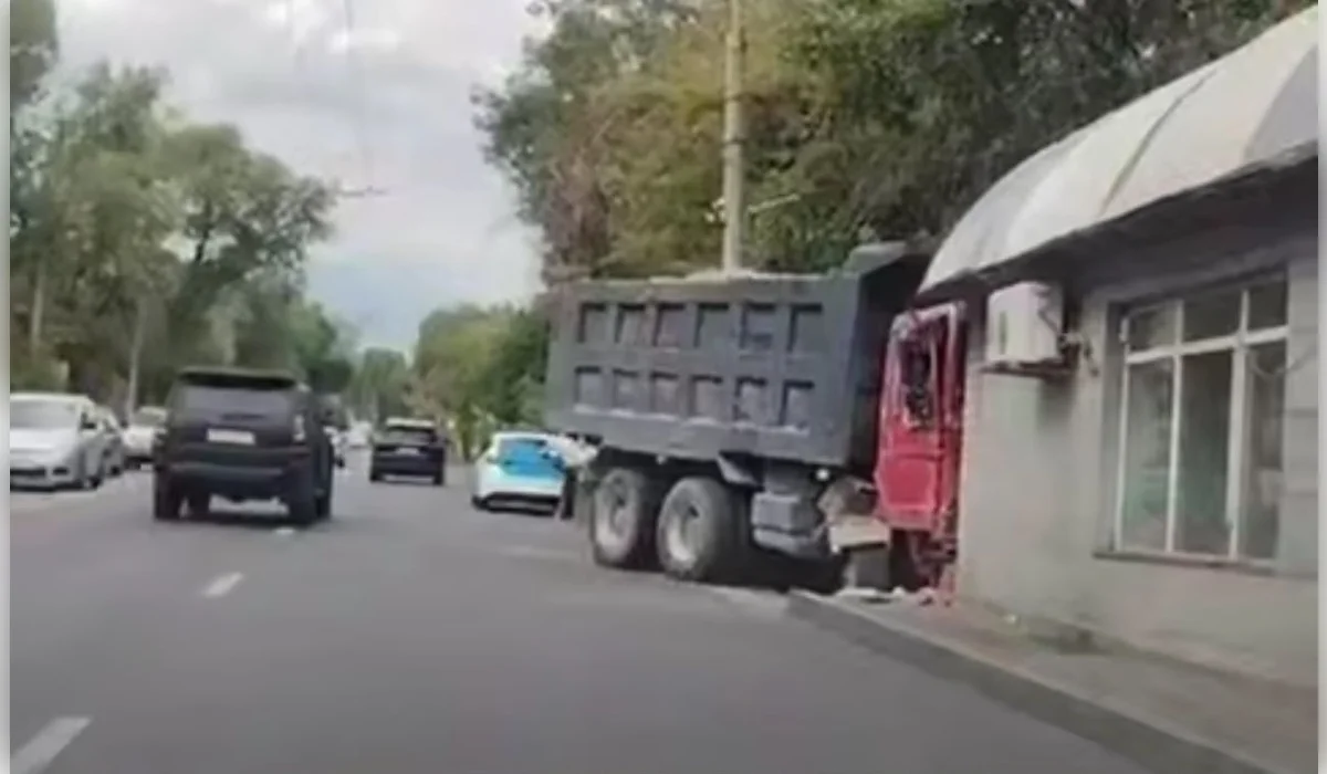 КамАЗ без водителя въехал в остановочный киоск в Алматы (ВИДЕО)