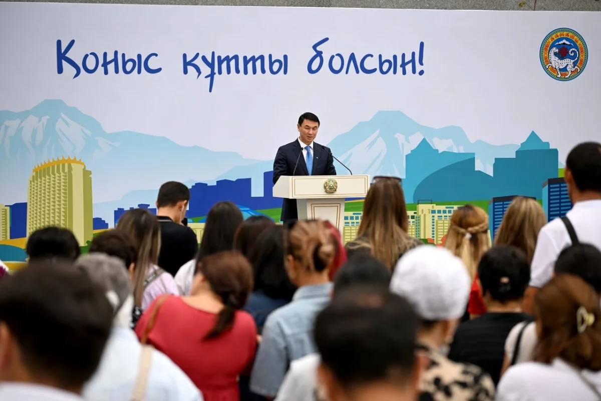 Алматы әкімі Дархан Сатыбалды жаңа пәтер иелеріне баспана кілтін табыстады