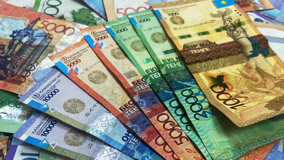Сот орындаушылар 180 миллион теңгені букмекерлерге аударған