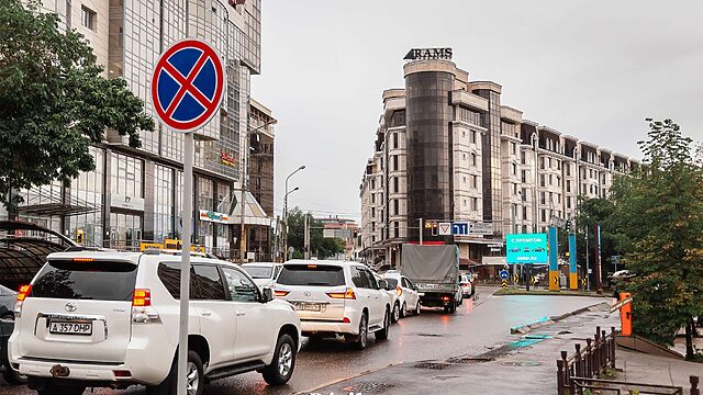 Алматыда 2 жүргізуші жолда жанжалдасып, соңы төбелеспен аяқталды