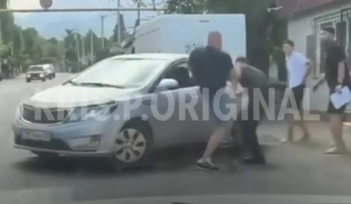 Алматыда жолға таласқан жүргізушілер төбелесті (ВИДЕО)