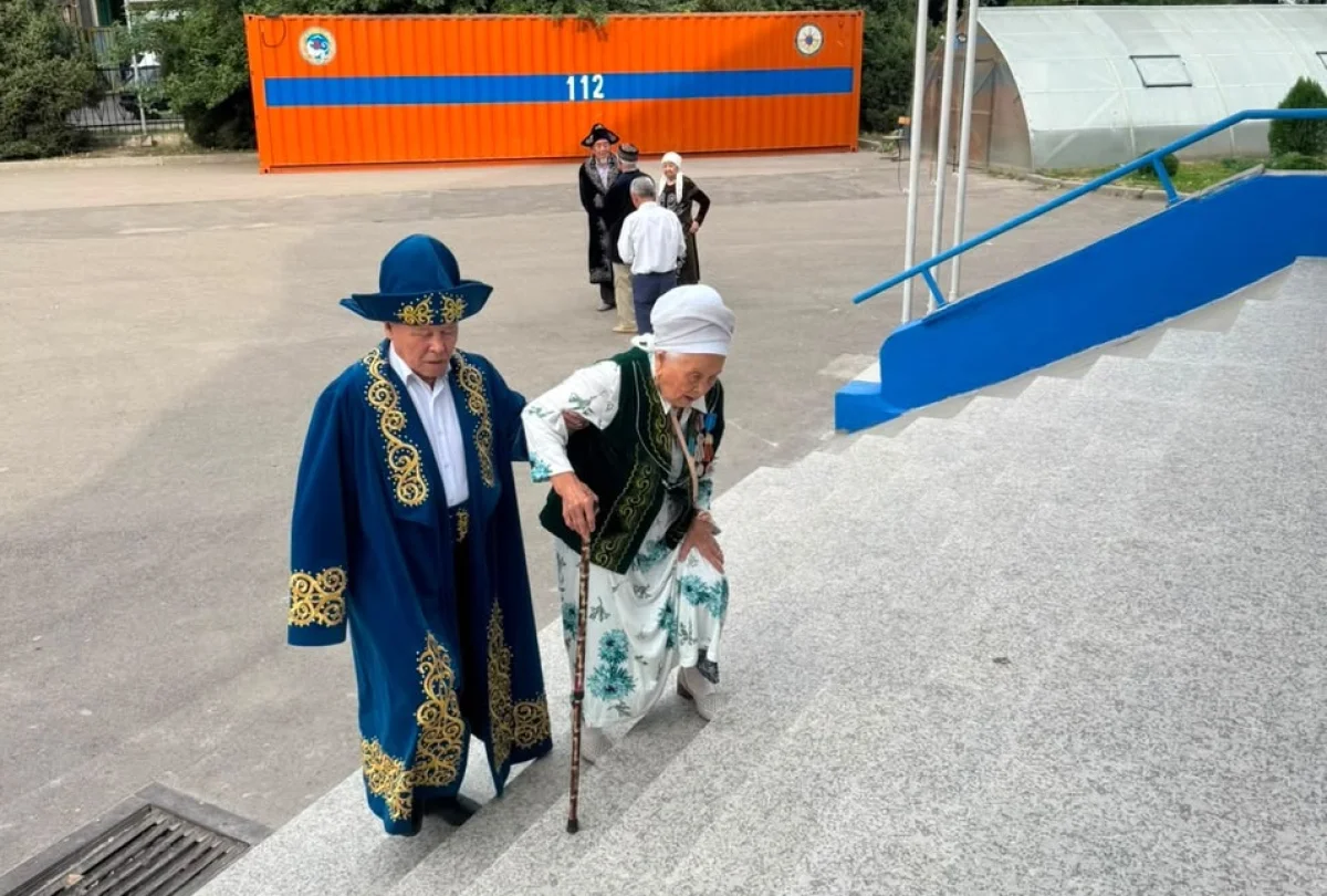 Алматыда 69 жастағы ұлы 90 жастағы анасын сайлау учаскесіне ертіп келді
