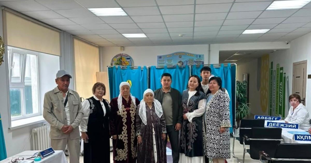  Қосшыда бір шаңырақ астында тұратын үлкен ене, келін және немере келін сайлауда бірге дауыс берді 