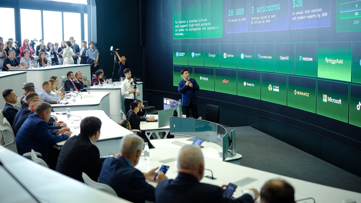 Международным наблюдателям презентовали центр ИИ alem.ai