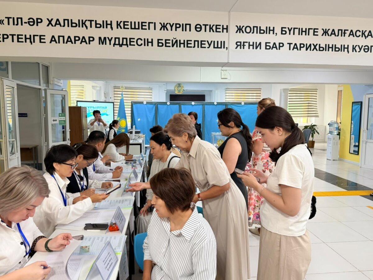 Очереди выстроились на избирательных участках в Алматы