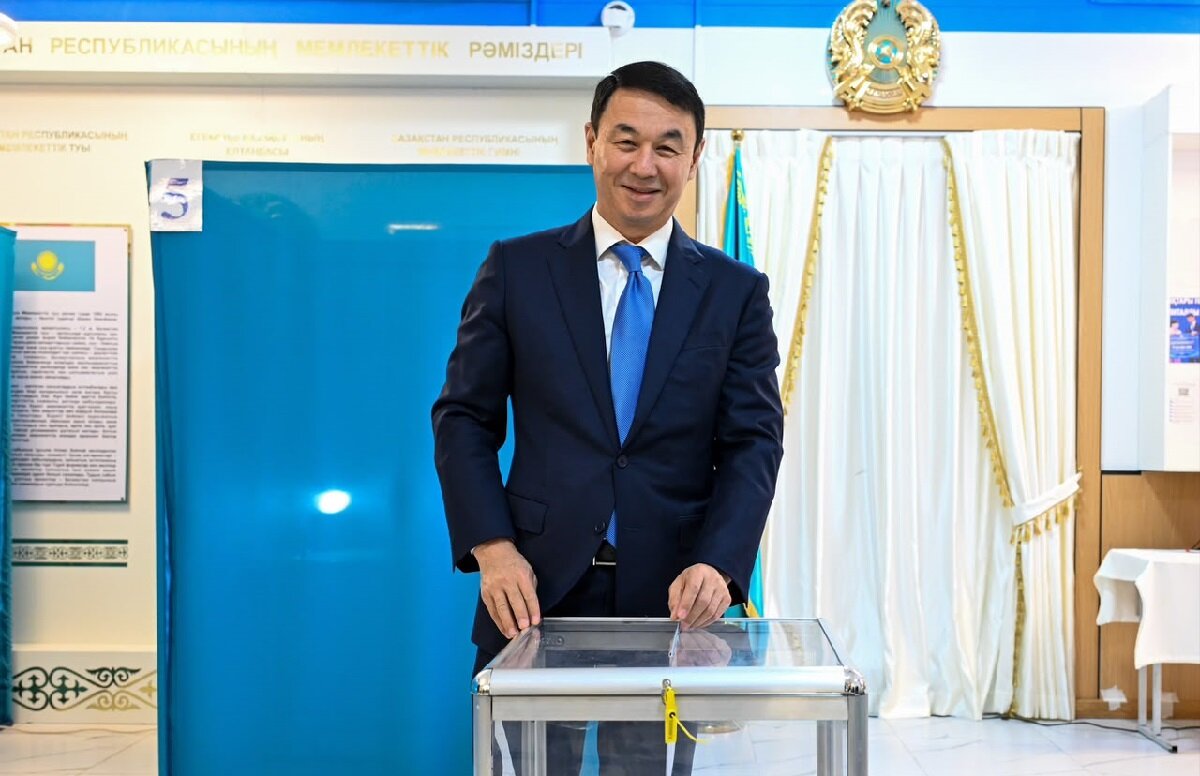 Аким Алматы проголосовал на выборах в Курултай