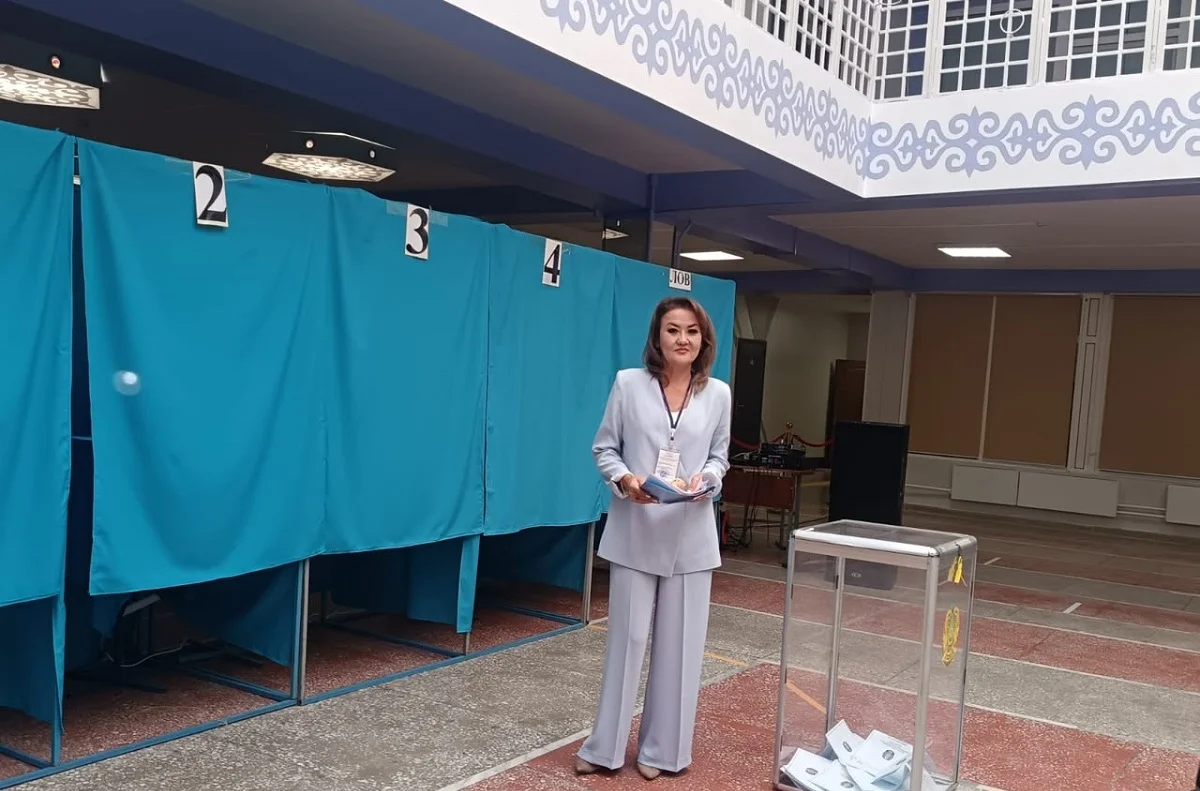 Әуен мен көтеріңкі көңіл күй: Алматыда Құрылтай сайлауы қалай өтіп жатыр