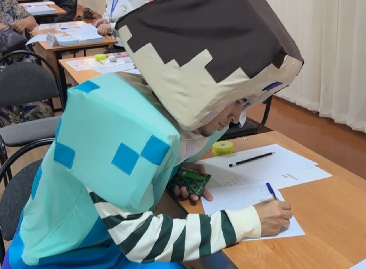 Minecraft кейіпкері Оралдағы сайлау учаскесіне келді