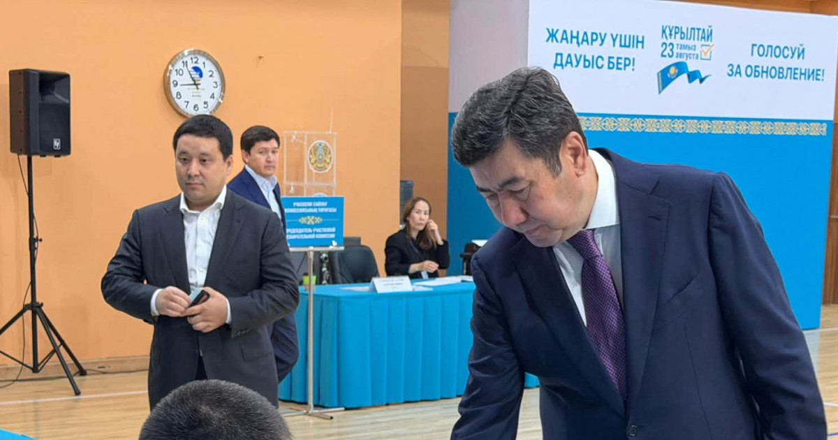   Ерлан Қошанов Қазақстан темір жолы ғимаратындағы сайлау учаскесінде дауыс берді   