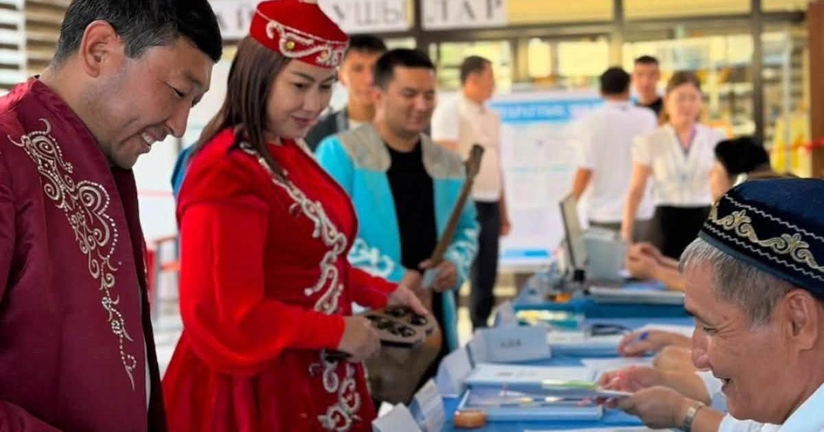   Қазақтың ұлттық киімі мен домбыра үні үйлескен Құрылтай сайлауы   