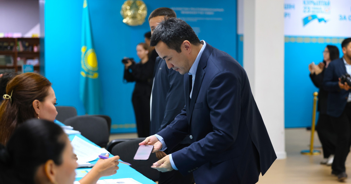   «Әділет» партиясының төрағасы Айбек Дәдебай тарихи Құрылтай сайлауында дауыс берді   