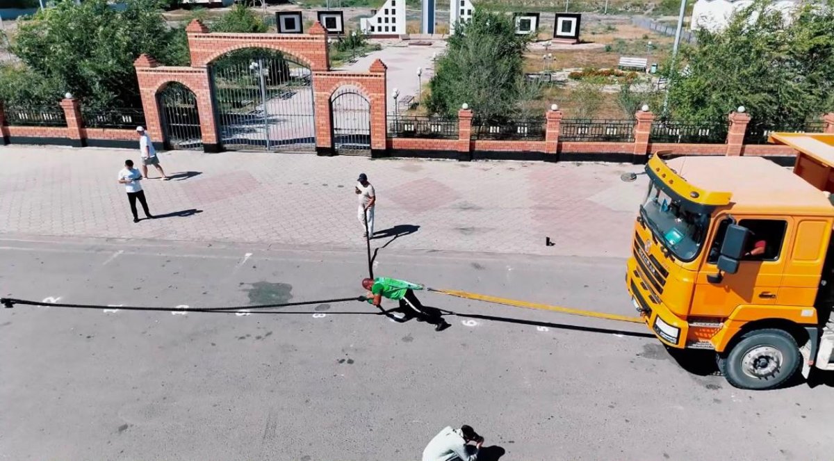 Силач из Атырау протащил КамАЗ в день выборов