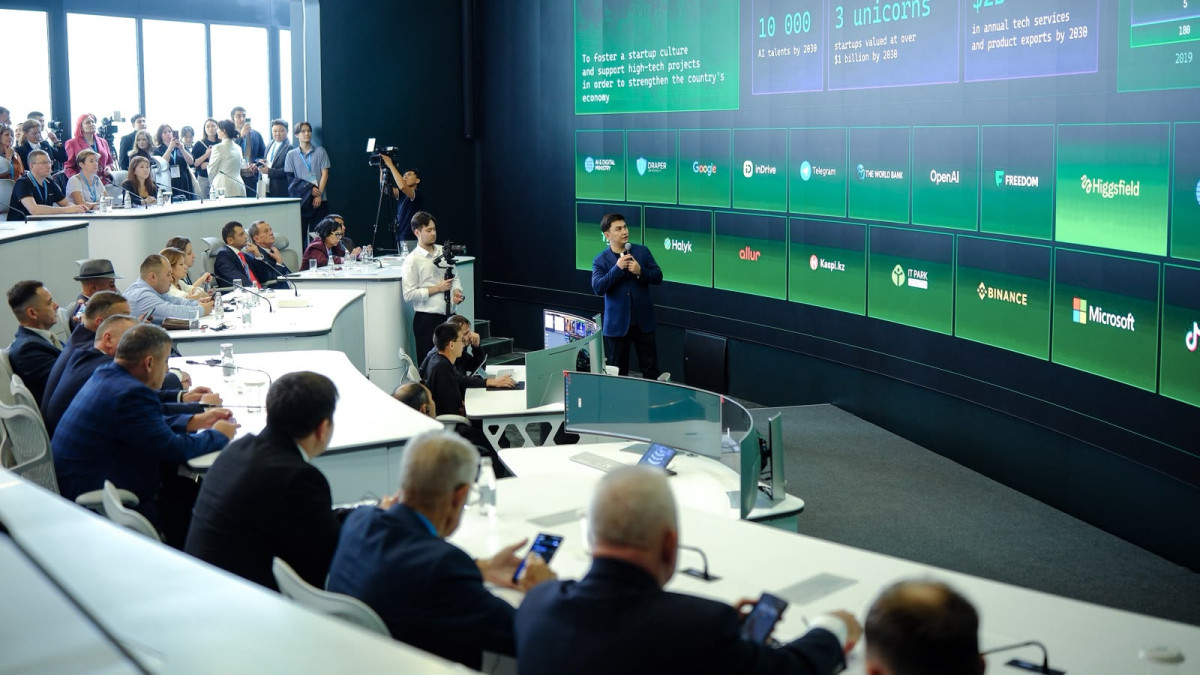 Халықаралық байқаушыларға ALEM.AI жасанды интеллект орталығының жұмысы таныстырылды