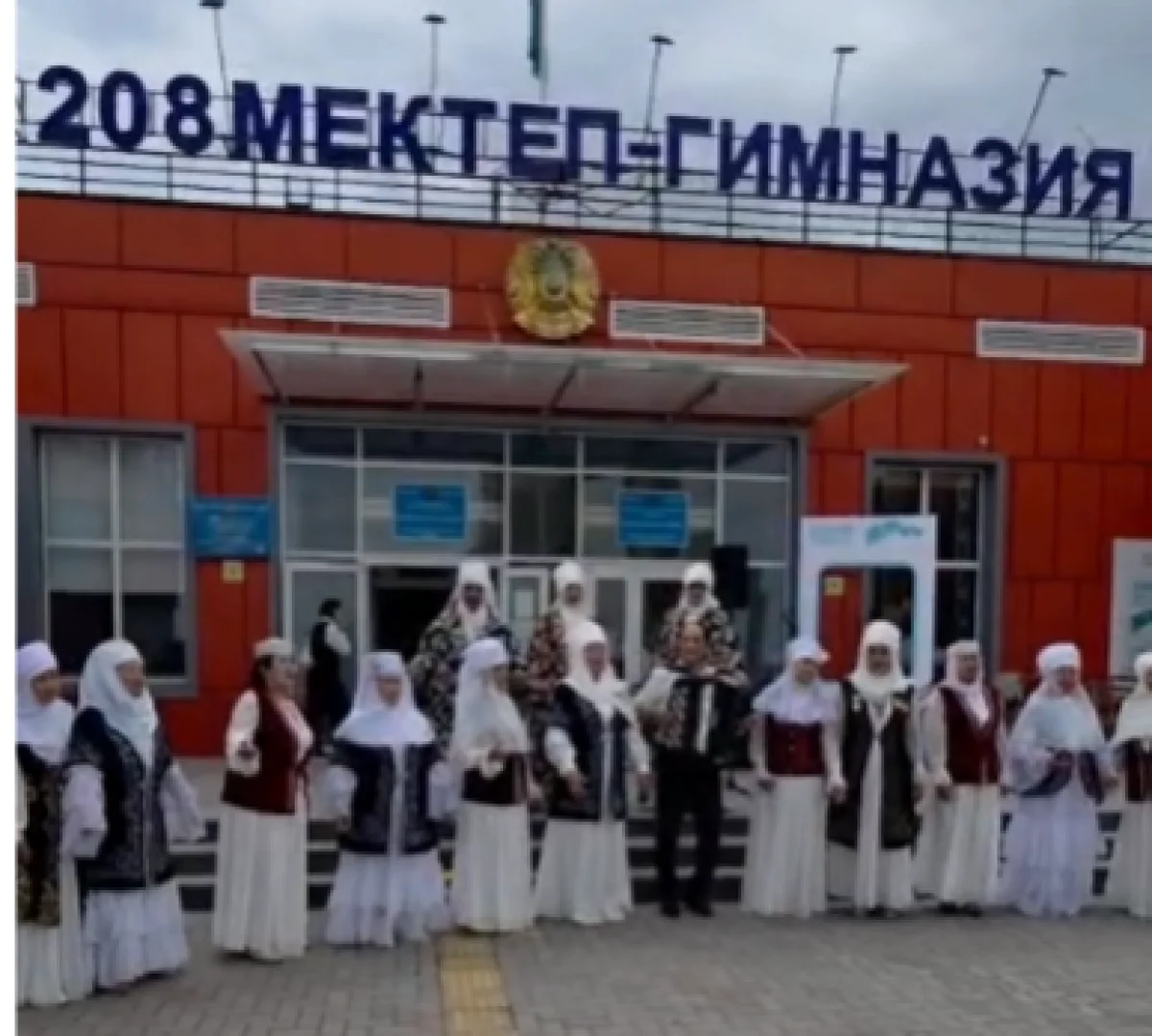 Алматылық әжелер сайлау учаскелерінде ән шырқап, тұрғындарға көтеріңкі көңіл-күй сыйлады