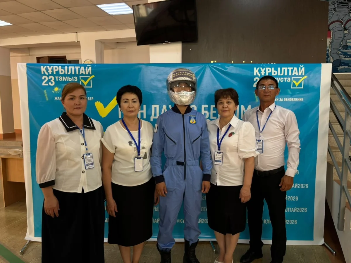 Қызылорда: Ғарышкер кейпіндегі ерекше сайлаушы дауыс берді