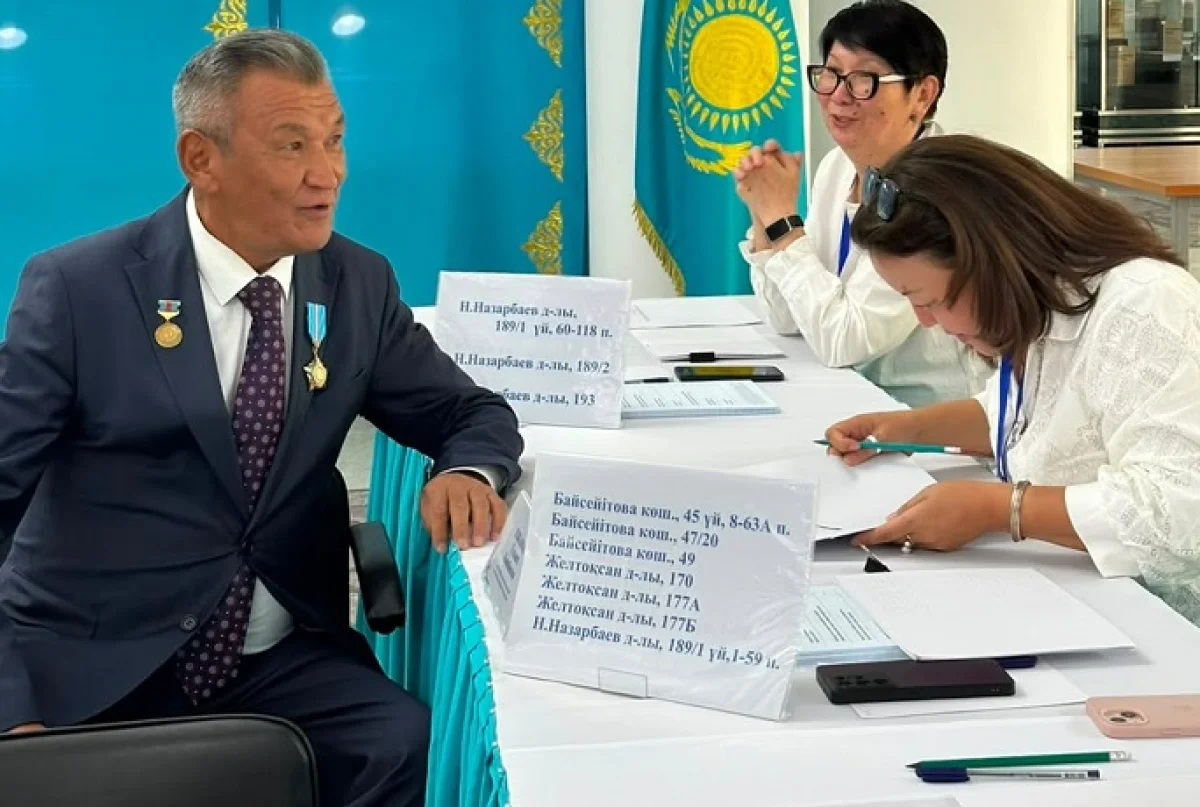 В Алматы заслуженный деятель Республики Казахстан Амантай Бергалиев проголосовал на выборах в Құрылтай