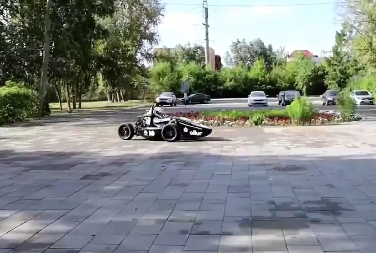Болид вместо такси, символы города и сладости: Костанай удивил необычными избирателями