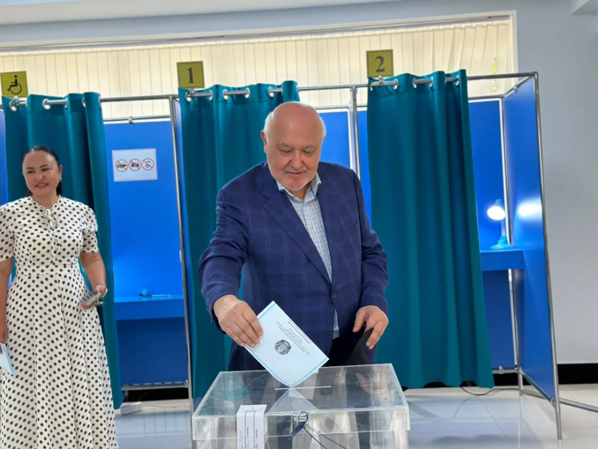 Дінмұхамед Қонаевтың туысы Эльдар Қонаев Құрылтай сайлауында дауыс берді