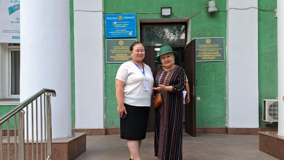 Заслуженная артистка Казахстана Лидия Каден проголосовала на выборах Курултай
