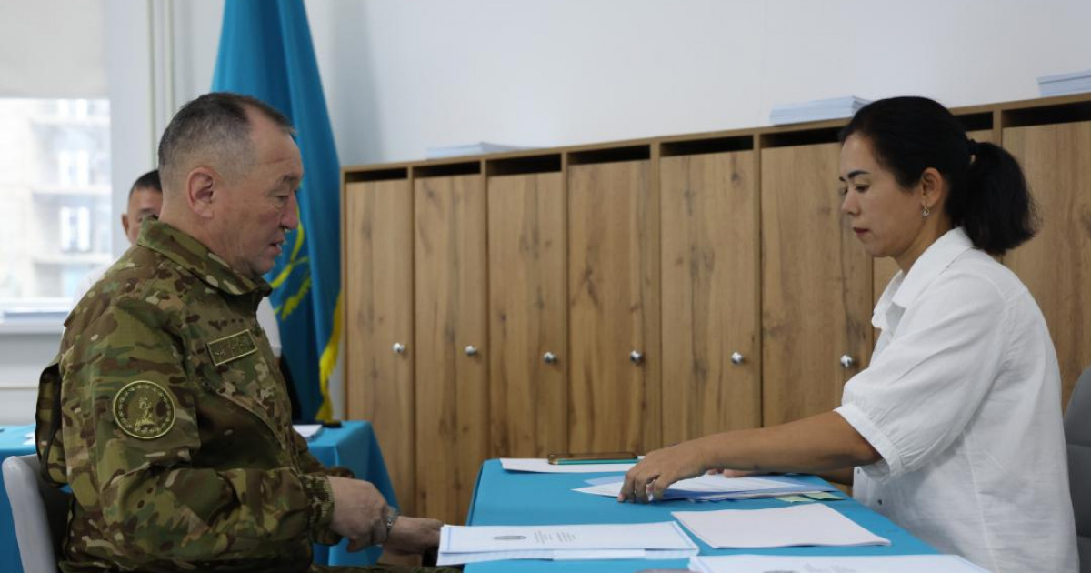   Қорғаныс министрі сайлауда алғашқылардың бірі болып дауыс берді   
