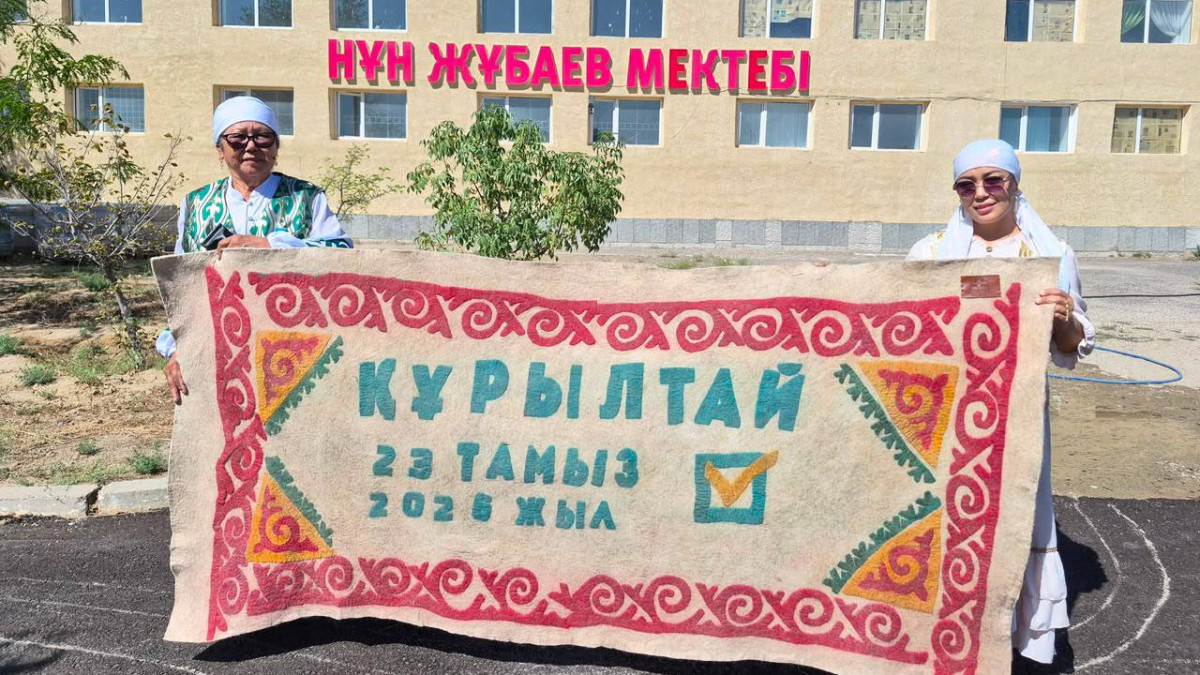 Мангистауская мастерица передала в дар школьному музею изделия в день выборов