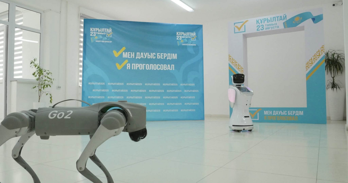  Қызылордада дауыс берушілерді роботтар қарсы алып жатыр 