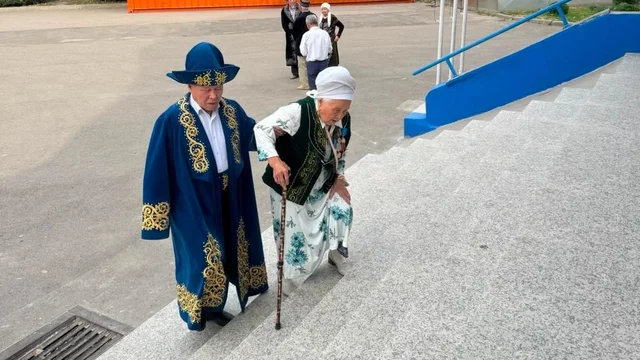 69 жастағы ұлы 90 жастағы анасын Алматыдағы сайлау учаскесіне ертіп келді