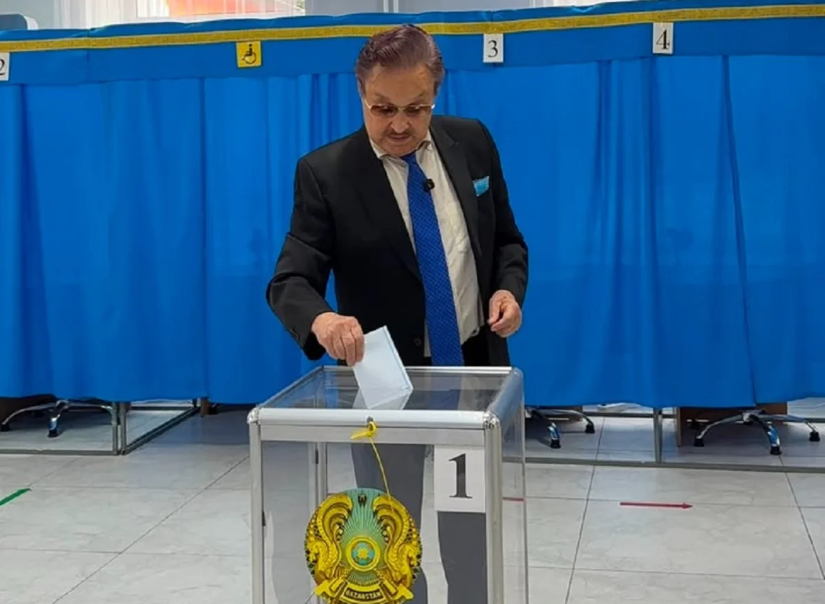 Алматыда Қазақстанның халық артисі Мұрат Серкебаев алғашқылардың бірі болып дауыс берді
