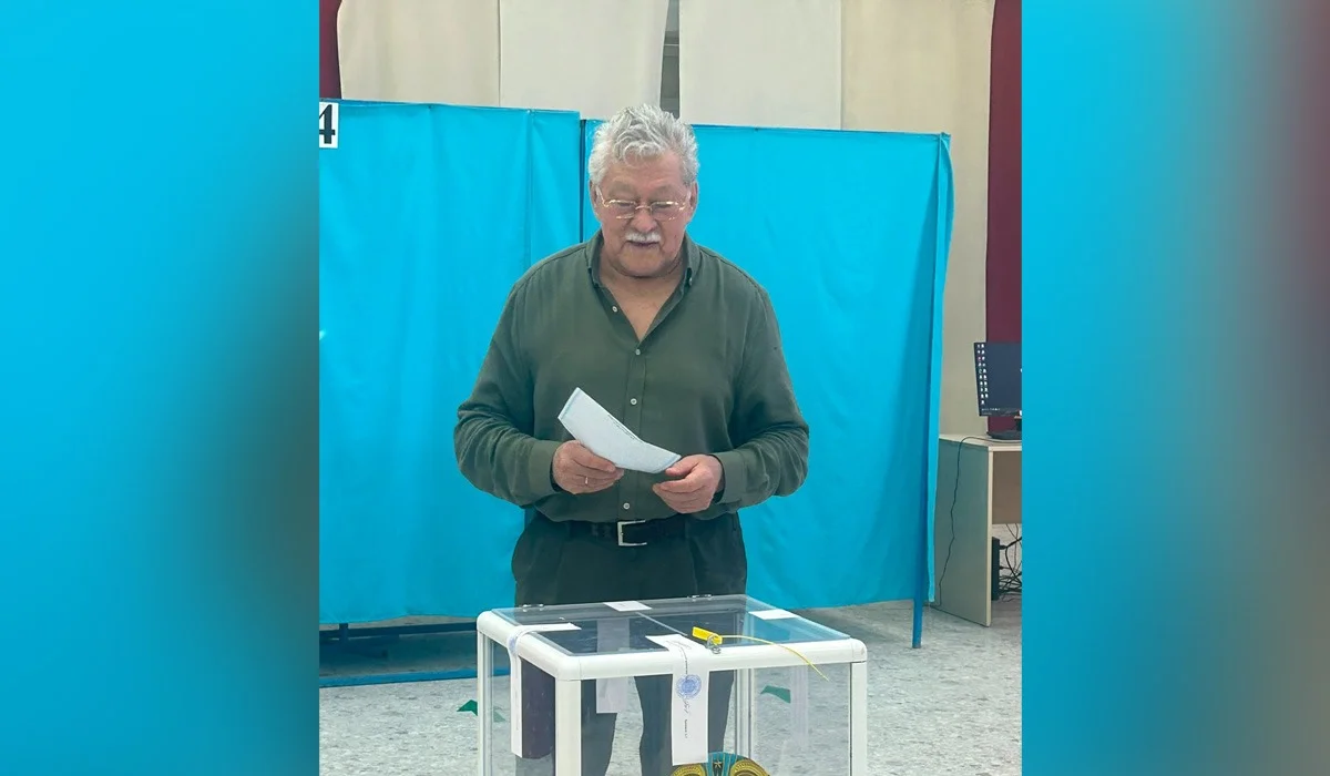 Актер Досхан Жолжаксынов проголосовал на выборах Курултай в Алматы