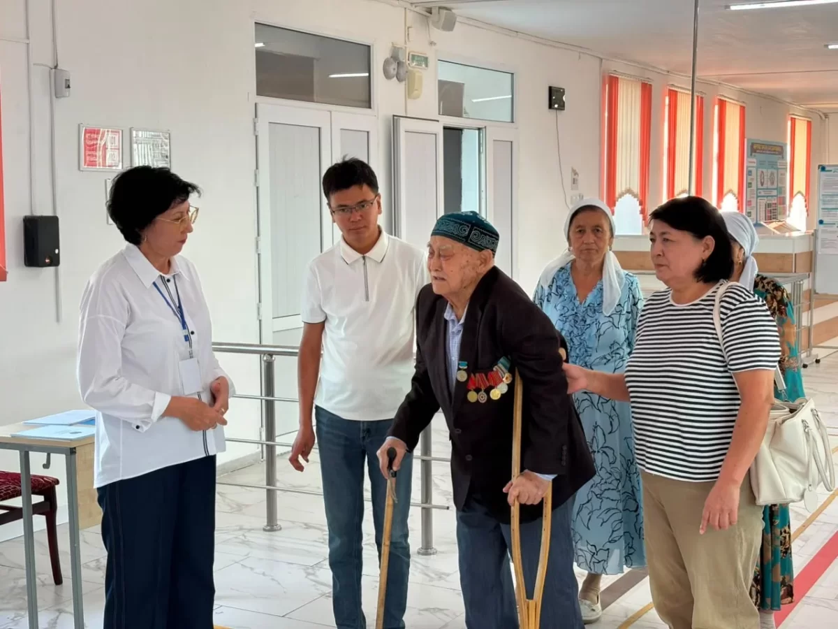 95-летний аксакал дал бата на избирательном участке в Кызылординской области