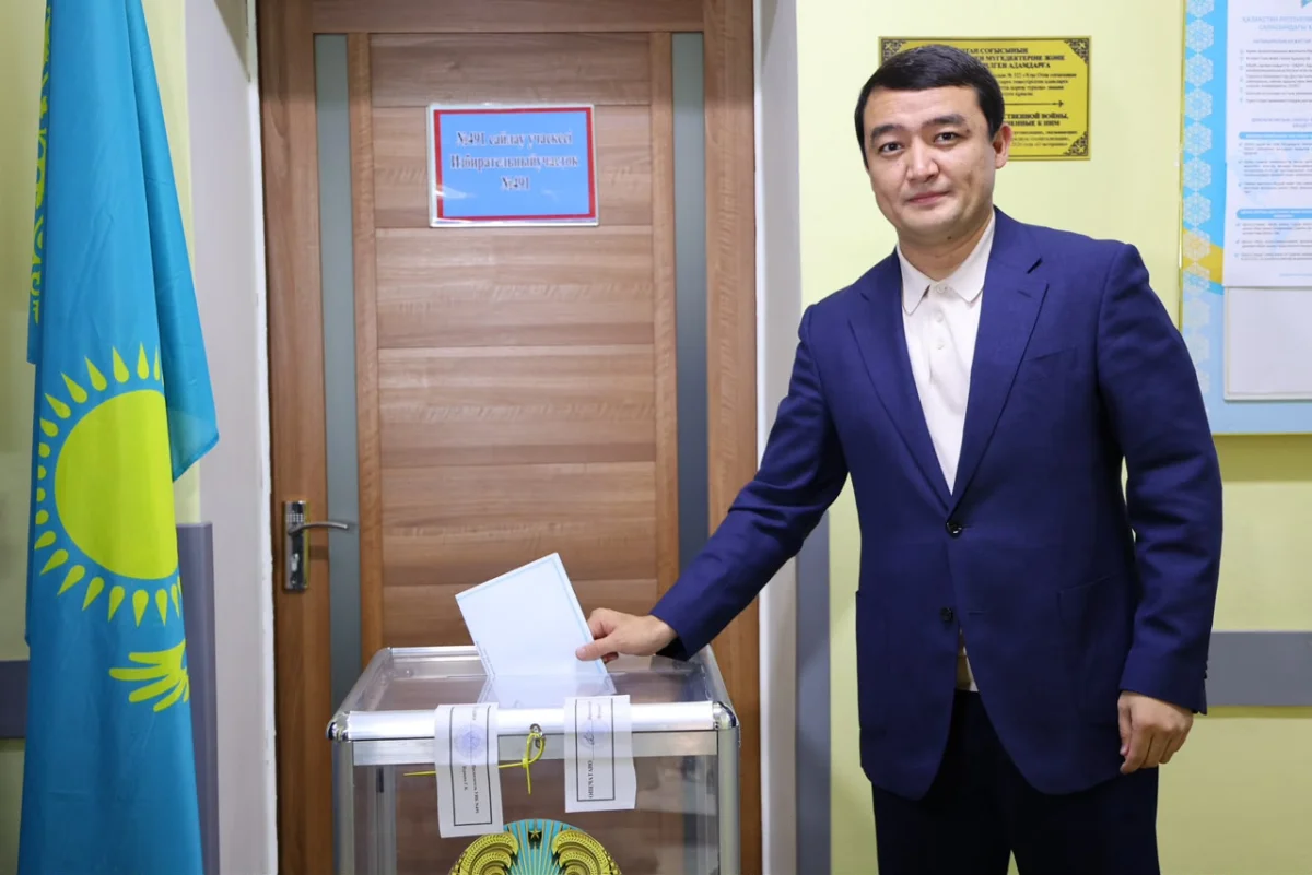 Мәслихат депутаттары дауыс беруге белсенді қатысып жатыр
