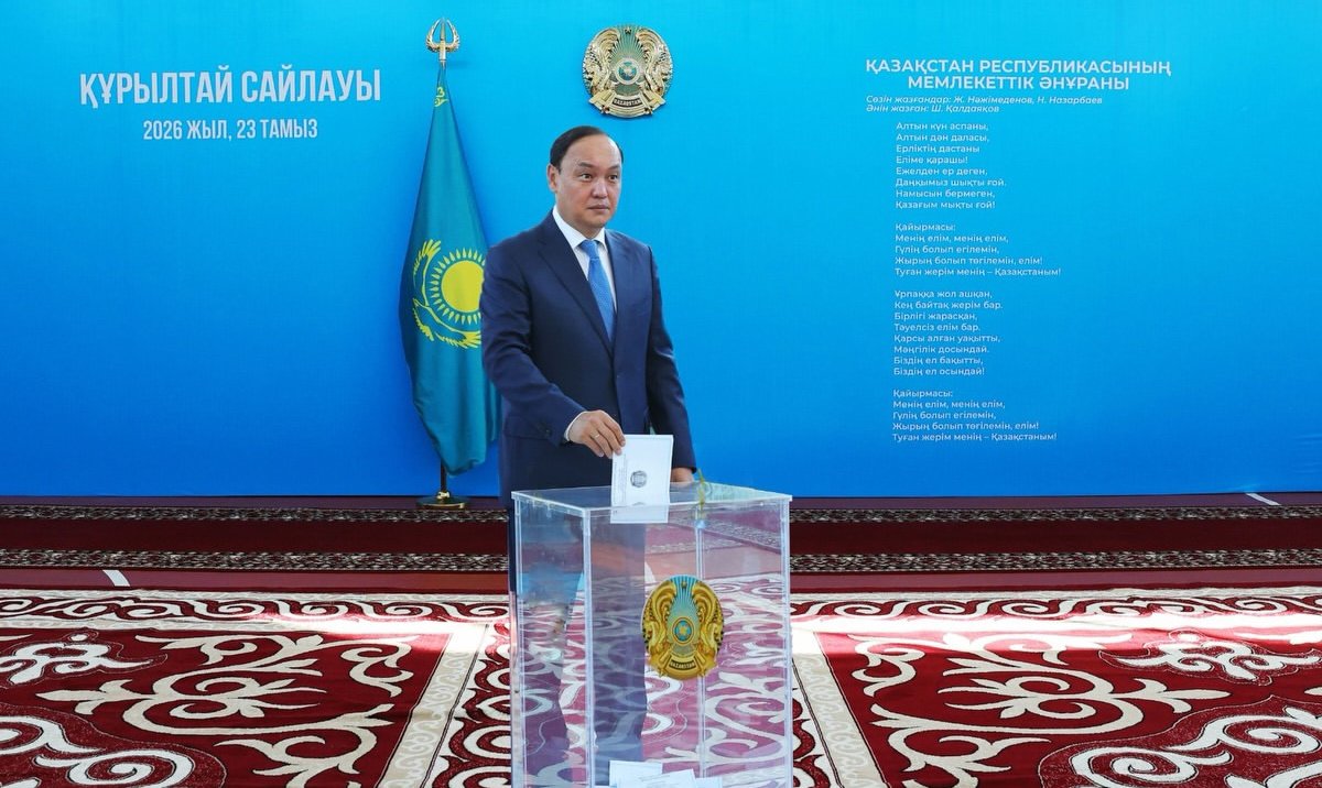 Аким Жамбылской области проголосовал на выборах депутатов Курултая