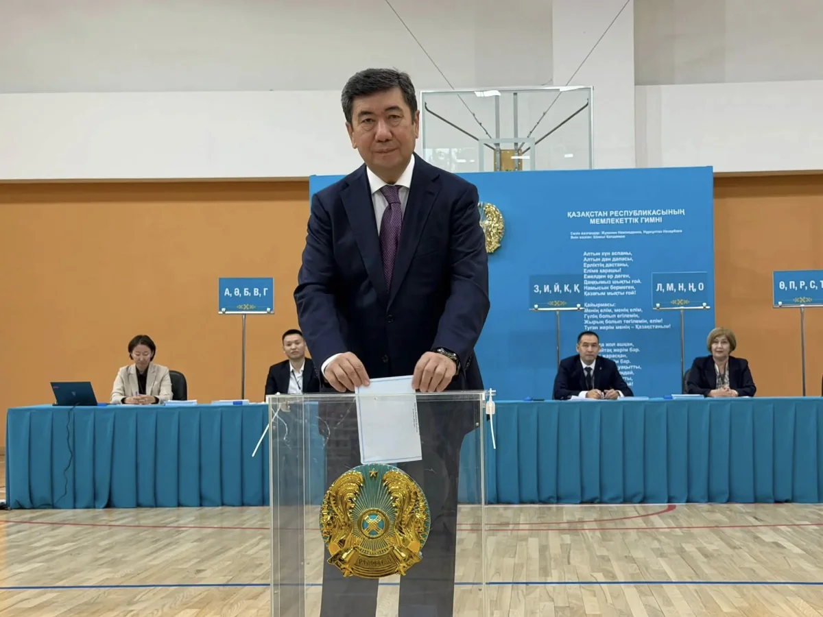 Ерлан Кошанов проголосовал на выборах в Курултай