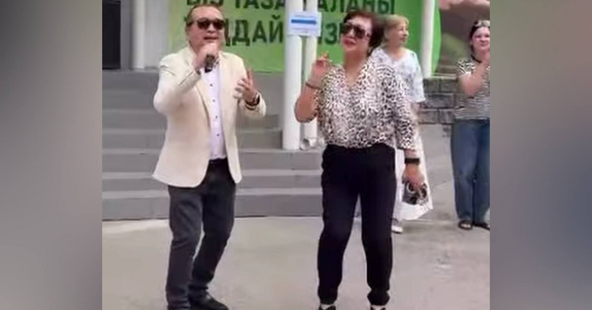  Сейфуллин Жолбарыс Алматыдағы сайлау учаскесінің алдында концерт берді 