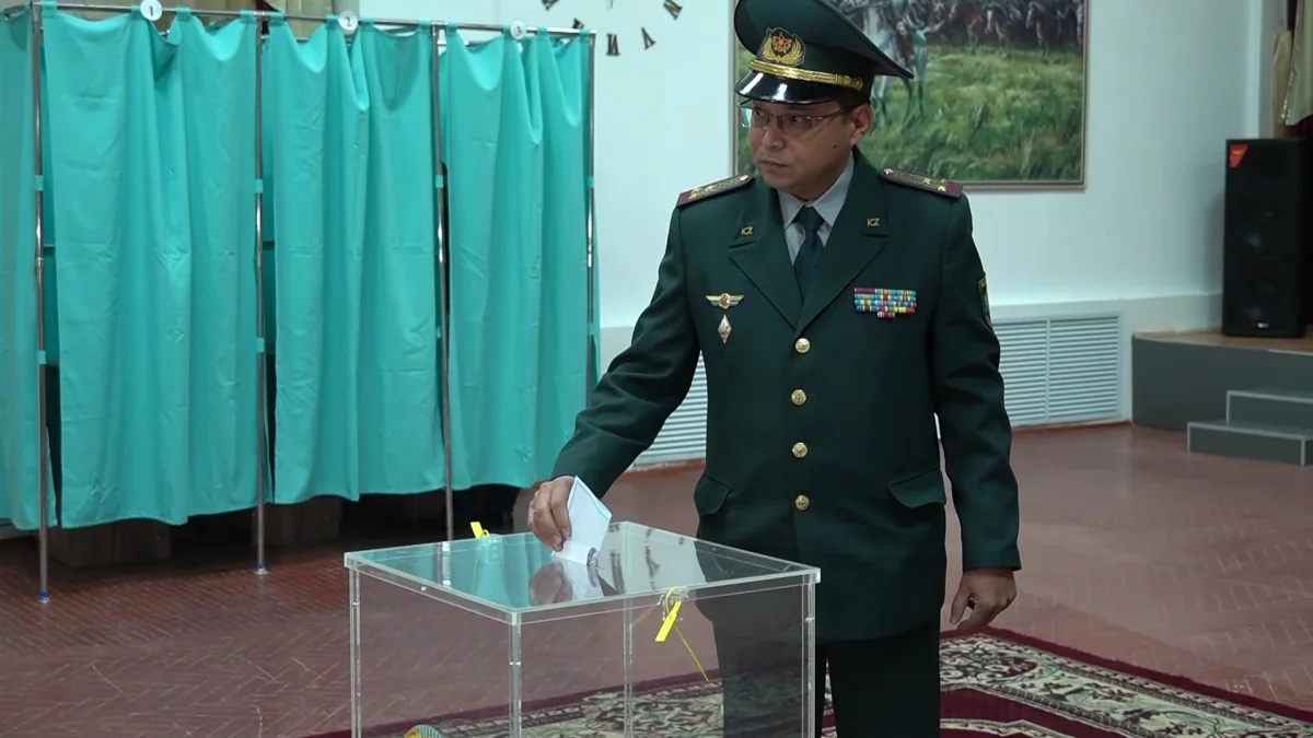 Оралда әскери бөлімнің 400-дей сарбазы дауыс берді