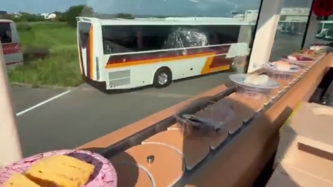 Токиода шексіз суши ұсынатын автобус іске қосылады