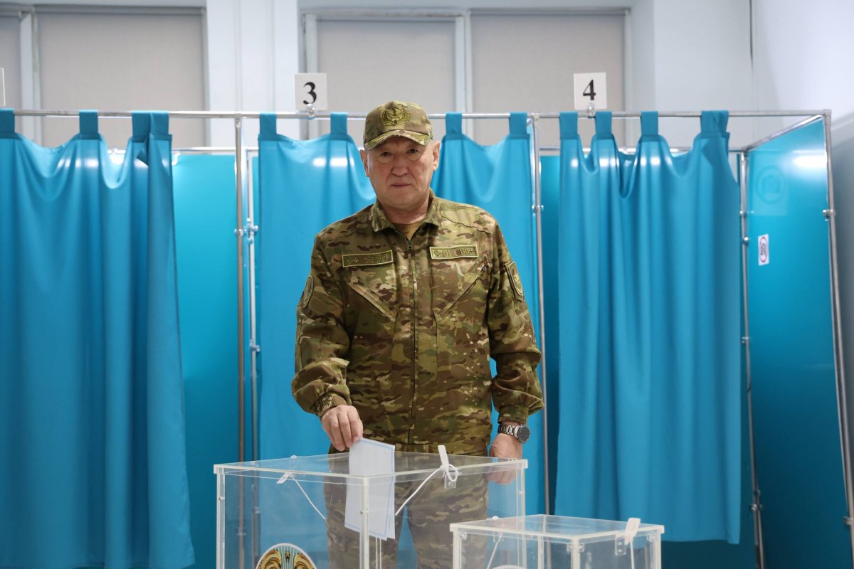 Министр обороны в числе первых проголосовал на выборах в Астане