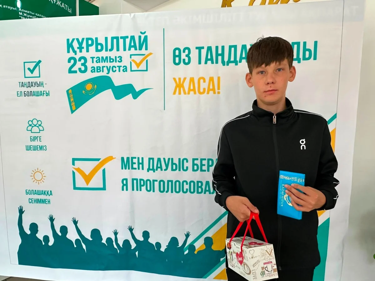 Алматыдағы сайлау таңы: алғаш келген сайлаушыларға естелік сыйлық табысталды