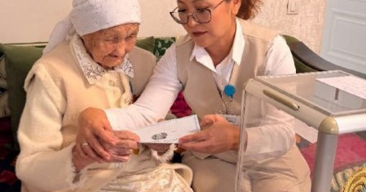  104 жастағы кейуана 86 жастағы ұлы және 51 жастағы немересімен бірге дауыс берді 